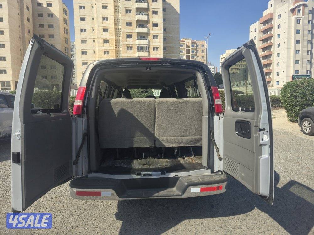 GMC SAVANA mini-bus 16 seater  65,000 km accident free11