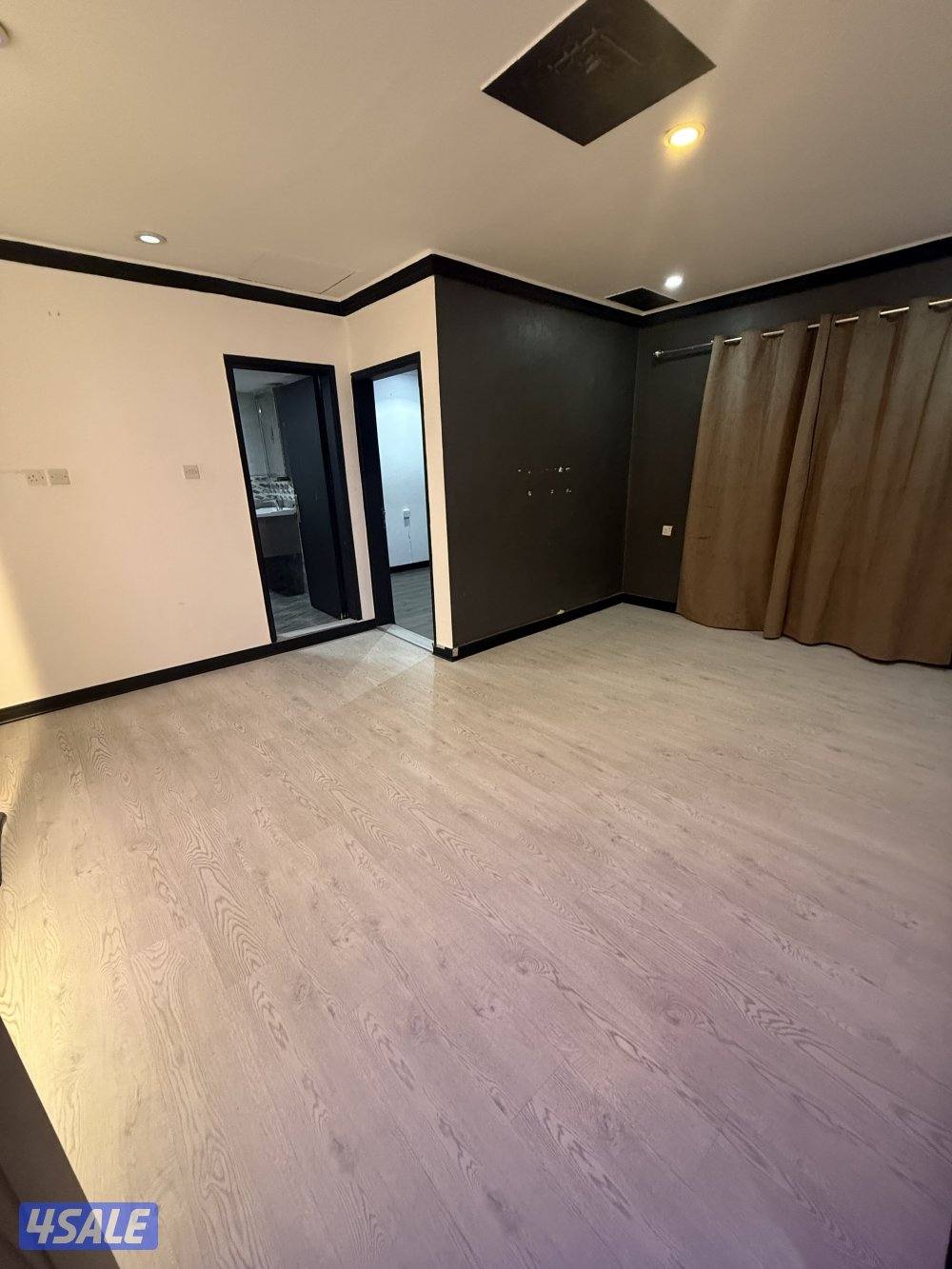 يوجد لدينا شقق الايجار غرفة وصالة ومطبخ وحمام خلو وفاضي نفس الصورة0