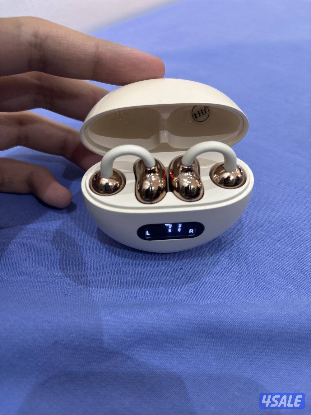 صوت واضح و نقي  وثابتة بالإذن مناسب للمشي وبطارية تدوم عدة ساعات0