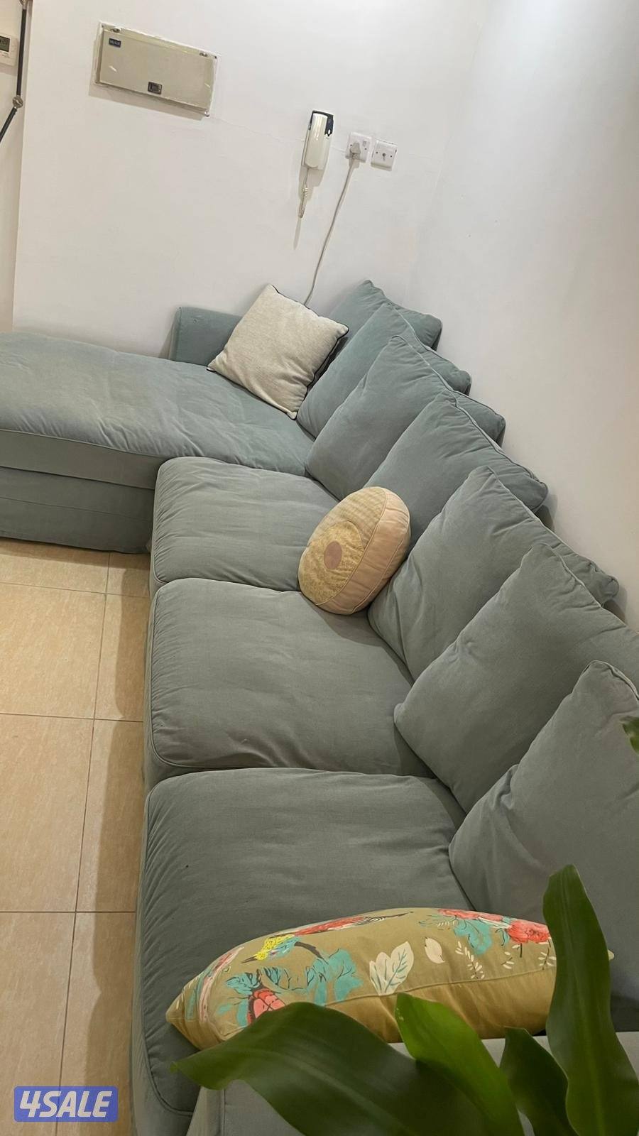 قفنة و طاولة تلفزيون و طاولة كاونتر مع كرسيين0