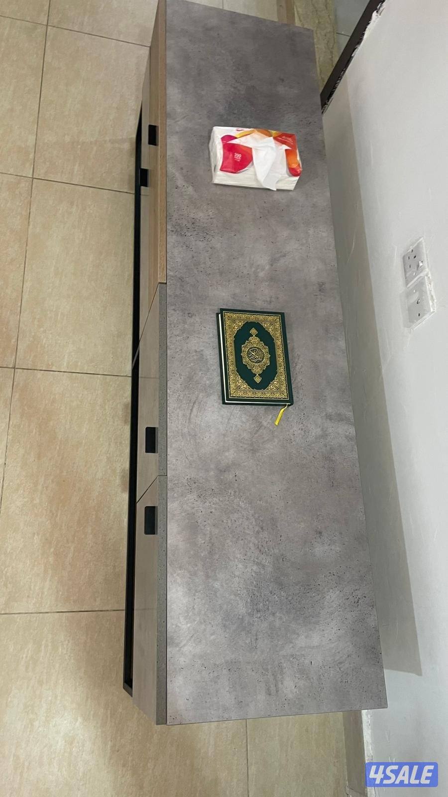 قفنة و طاولة تلفزيون و طاولة كاونتر مع كرسيين3