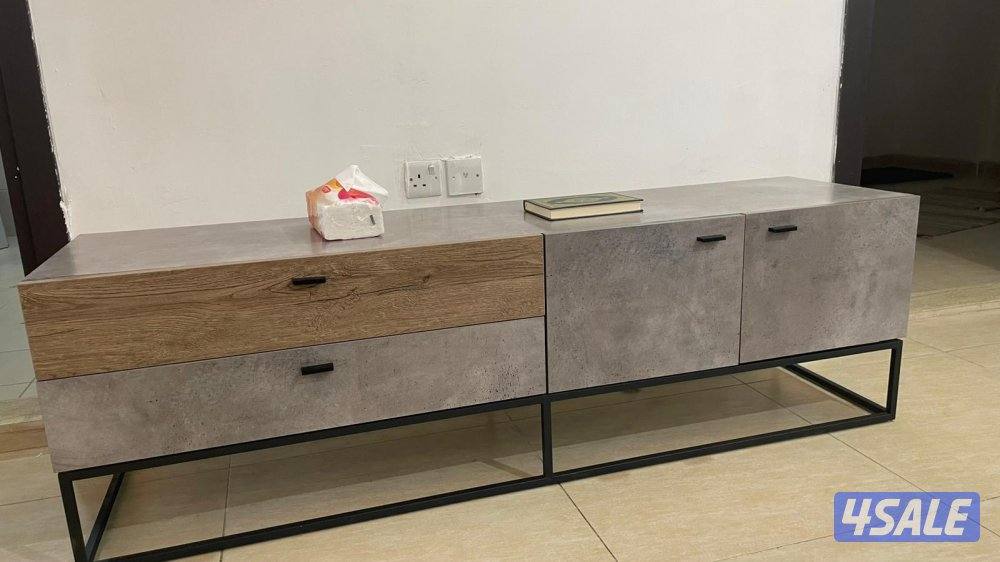 قفنة و طاولة تلفزيون و طاولة كاونتر مع كرسيين4