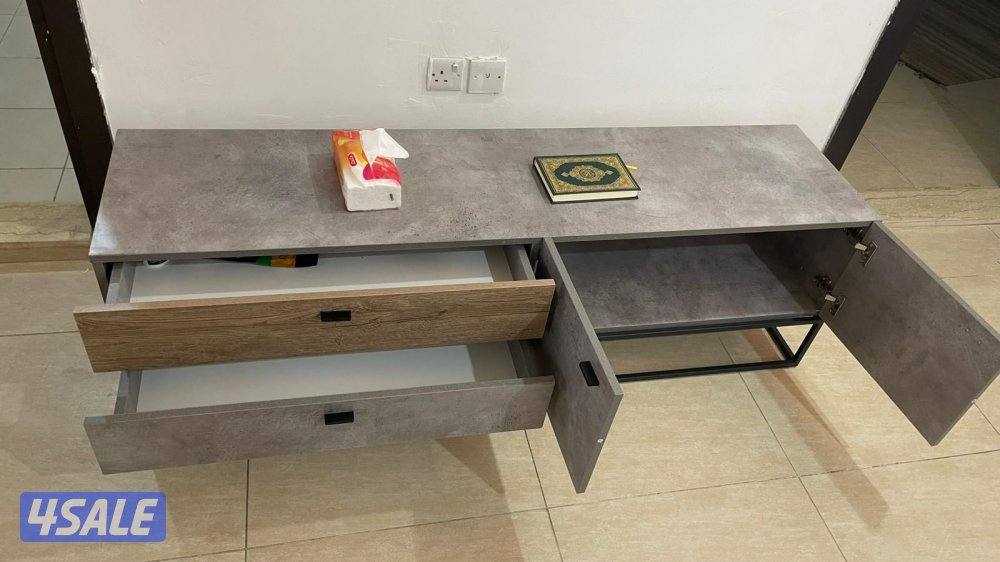 قفنة و طاولة تلفزيون و طاولة كاونتر مع كرسيين5