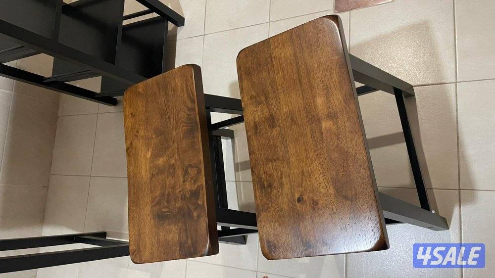 قفنة و طاولة تلفزيون و طاولة كاونتر مع كرسيين7