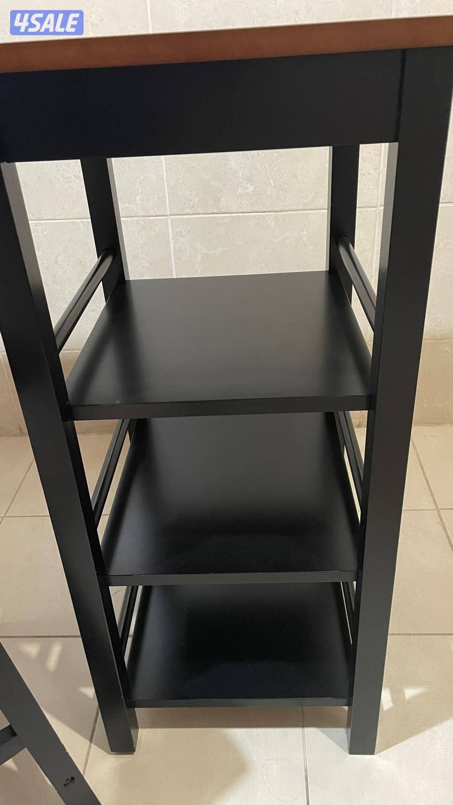 قفنة و طاولة تلفزيون و طاولة كاونتر مع كرسيين9