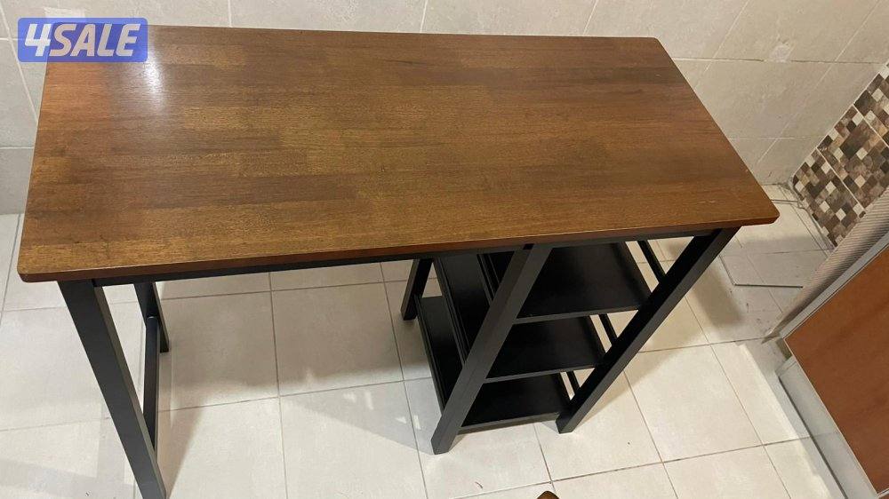 قفنة و طاولة تلفزيون و طاولة كاونتر مع كرسيين8