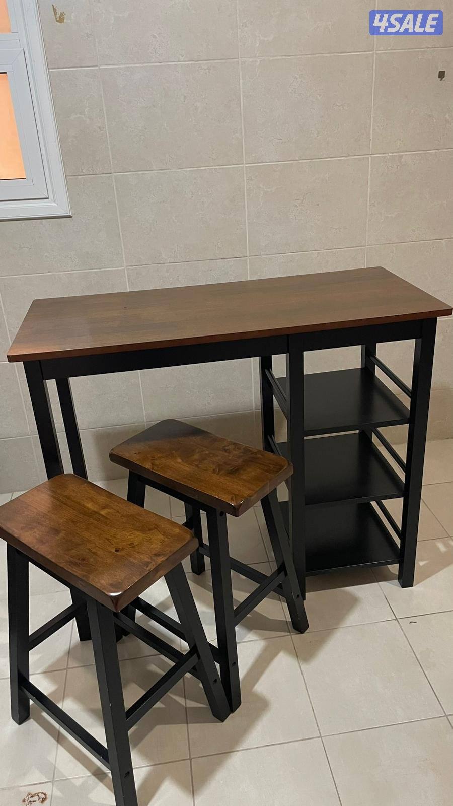 قفنة و طاولة تلفزيون و طاولة كاونتر مع كرسيين10
