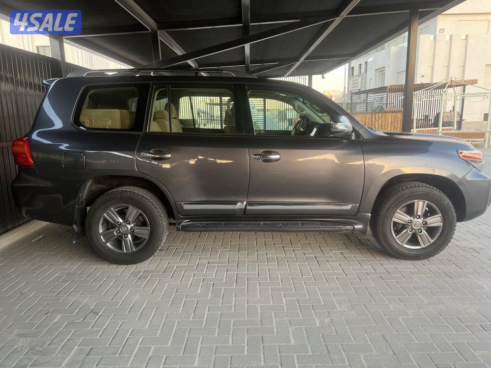 لاندكروزر 2015  بحاله ممتازه 8 سلندر تماتيك2