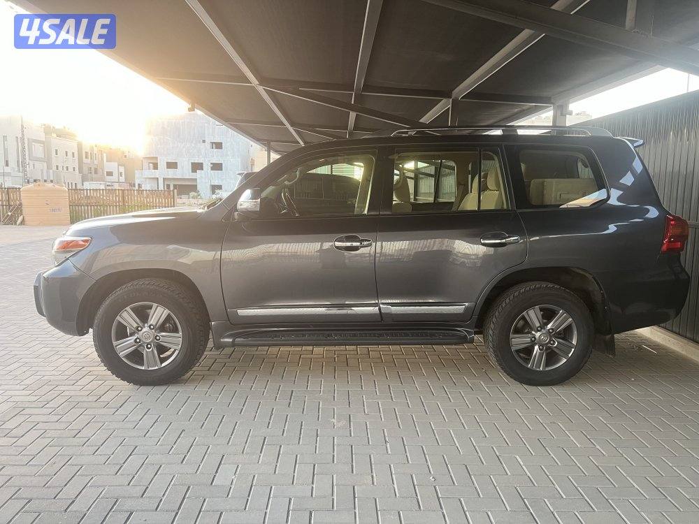 لاندكروزر 2015  بحاله ممتازه 8 سلندر تماتيك3