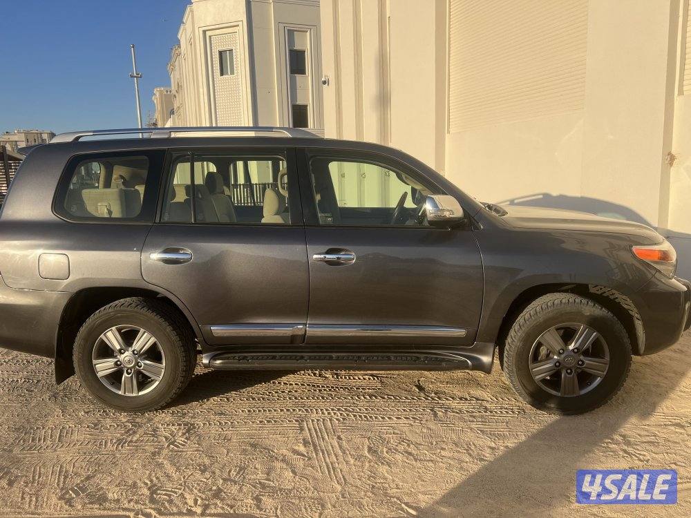 لاندكروزر 2015  بحاله ممتازه 8 سلندر تماتيك4