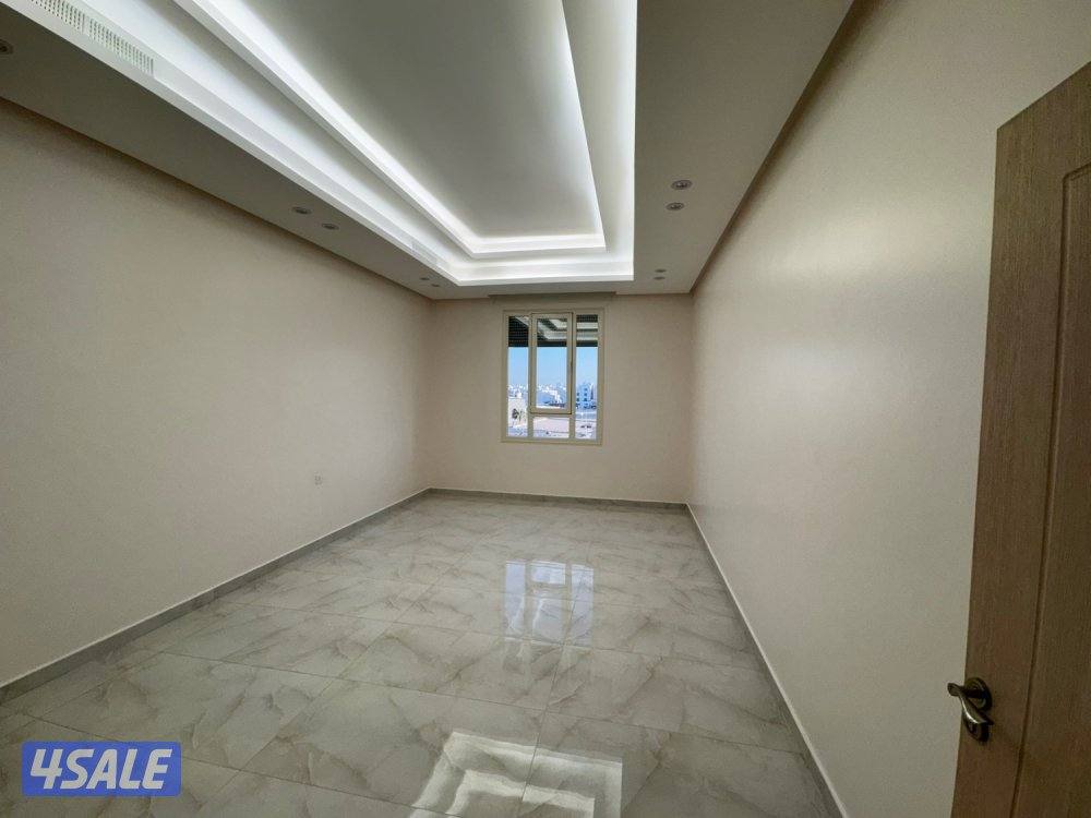 للإيجار شقة جديدة ابوفطيرة 3 غرف وغرفة خا-دمة وصالة ومطبخ و3 حمامات0