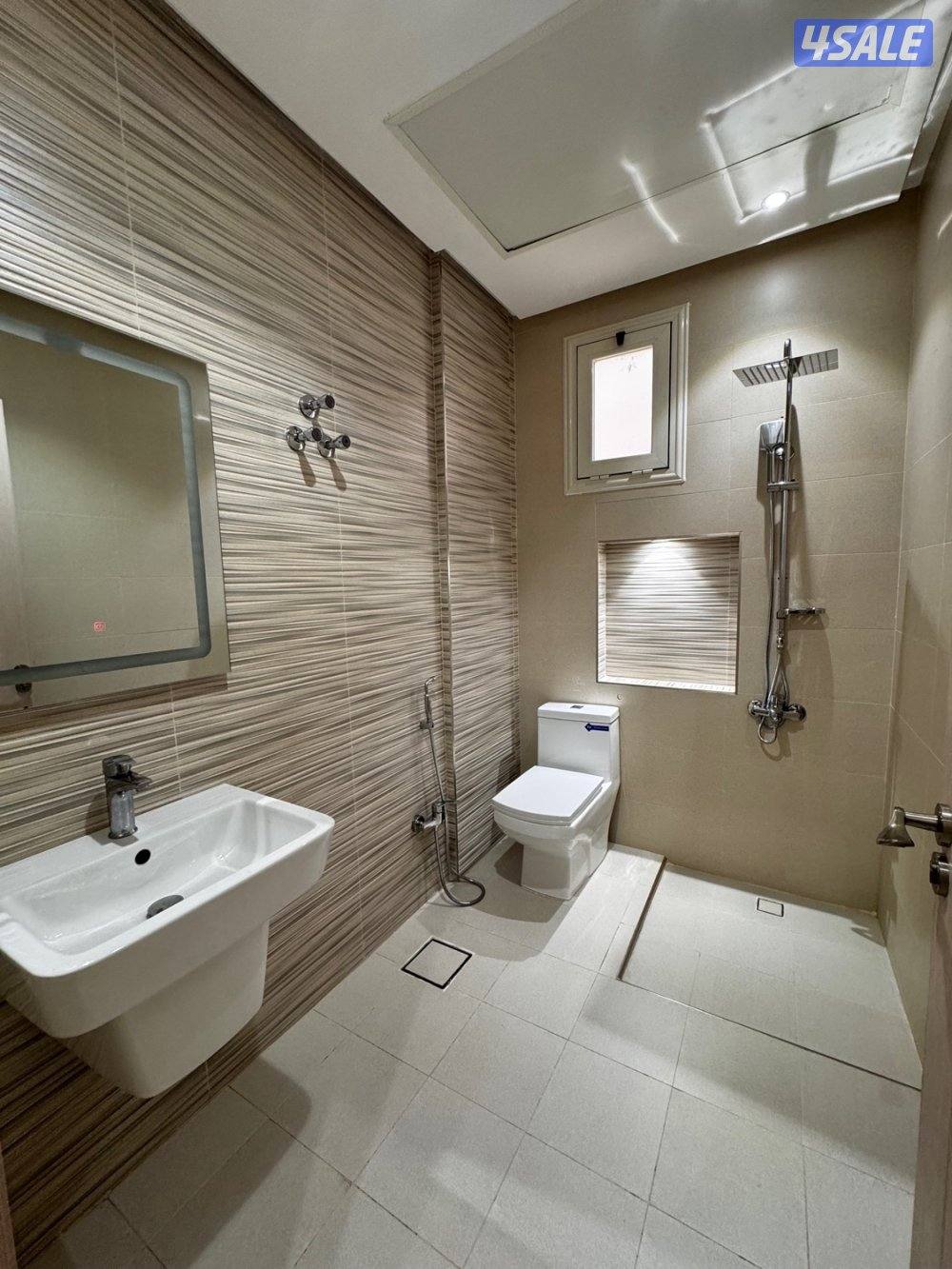 للإيجار شقة جديدة ابوفطيرة 3 غرف وغرفة خا-دمة وصالة ومطبخ و3 حمامات1