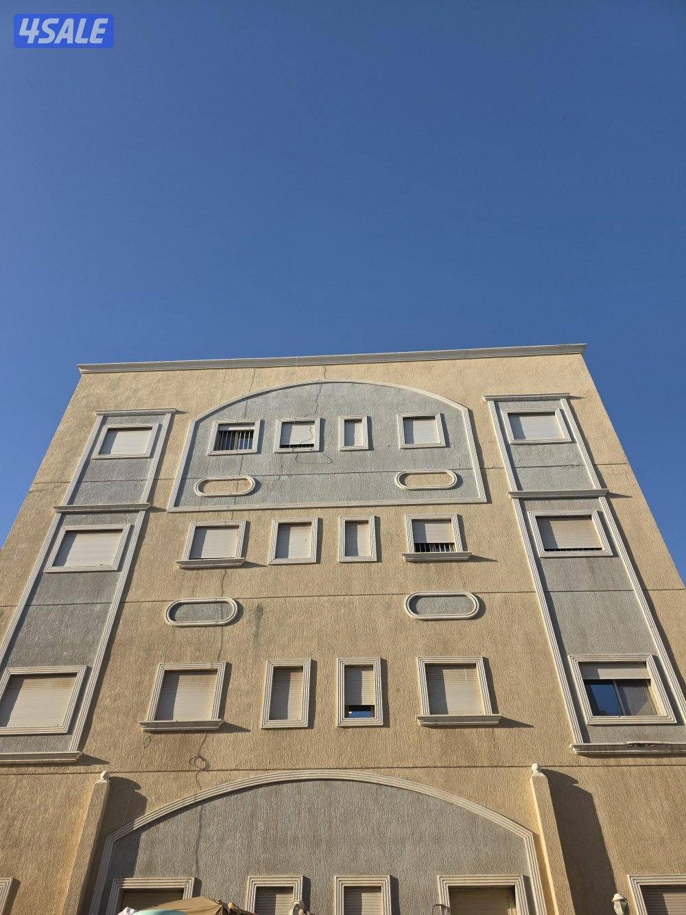 شقه ٣ غرف صاله كبيره ٣ حمامات غرف عامل٢0