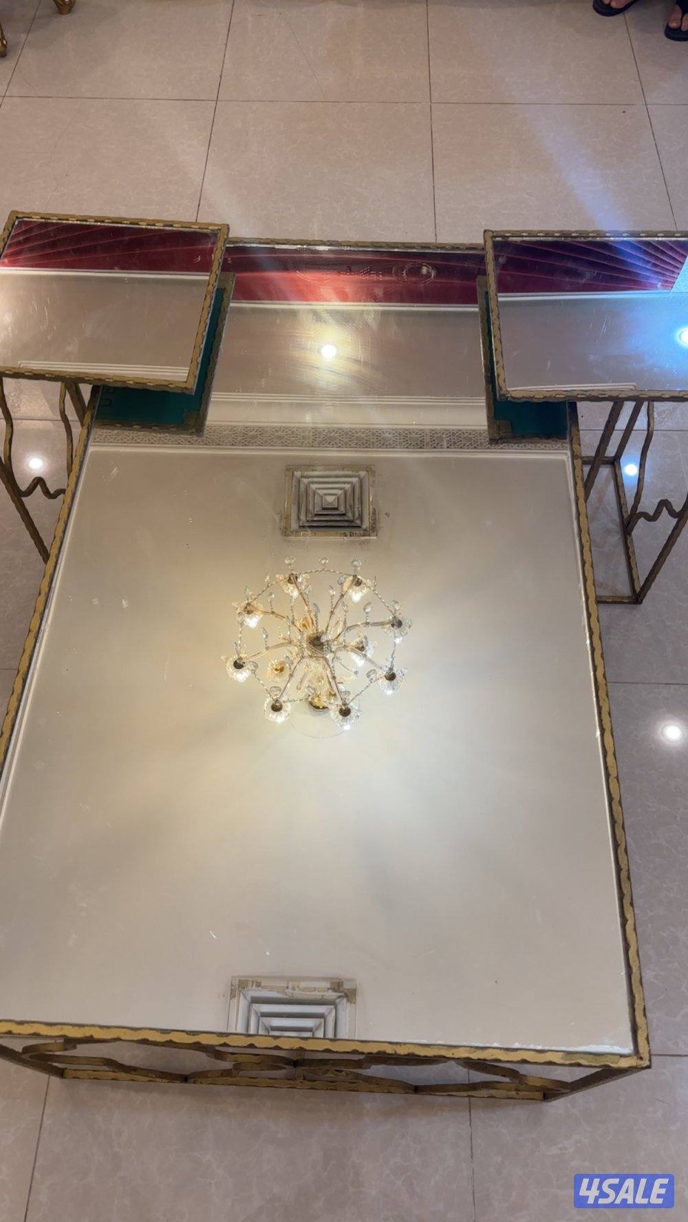 طاوله كبيره مربعه معاها طاولتين صغار مرايا + حقيبه ترولي حق مكياج جديد0