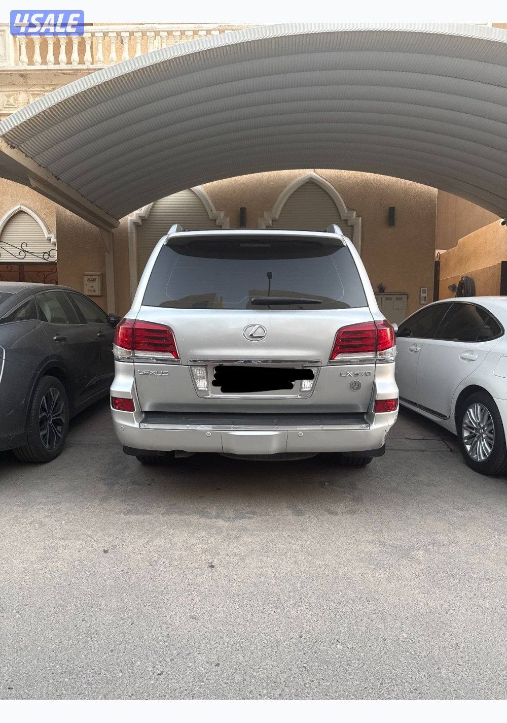 جيب لكزس موديل 2013 ماشي 225.000 km اللون سلفر من داخل بيج ، شرط للفحص0