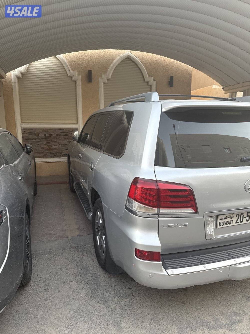 جيب لكزس موديل 2013 ماشي 225.000 km اللون سلفر من داخل بيج ، شرط للفحص1