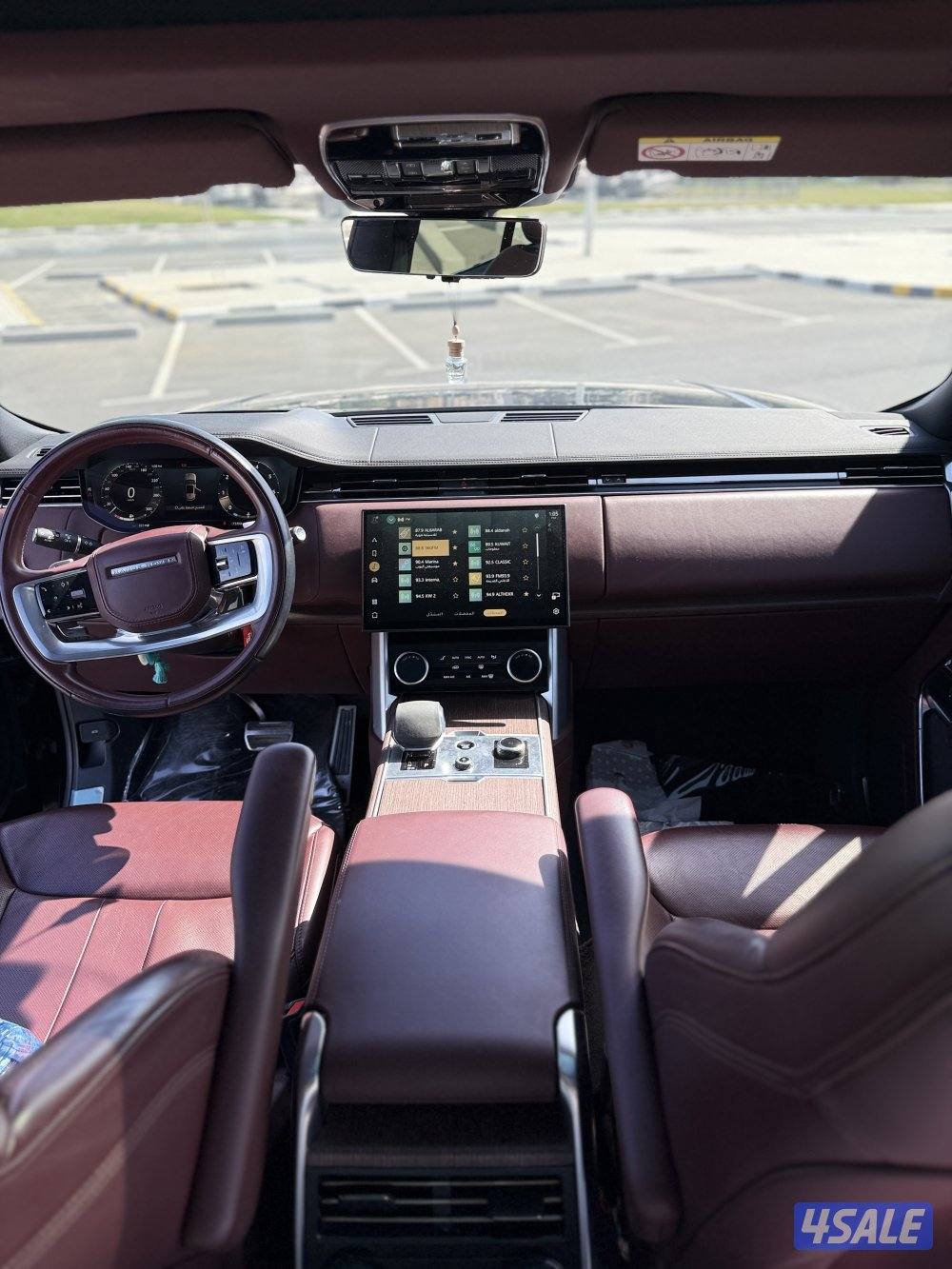 للبيع رنج روفر موديل 2022 اسود من داخل عنابي2