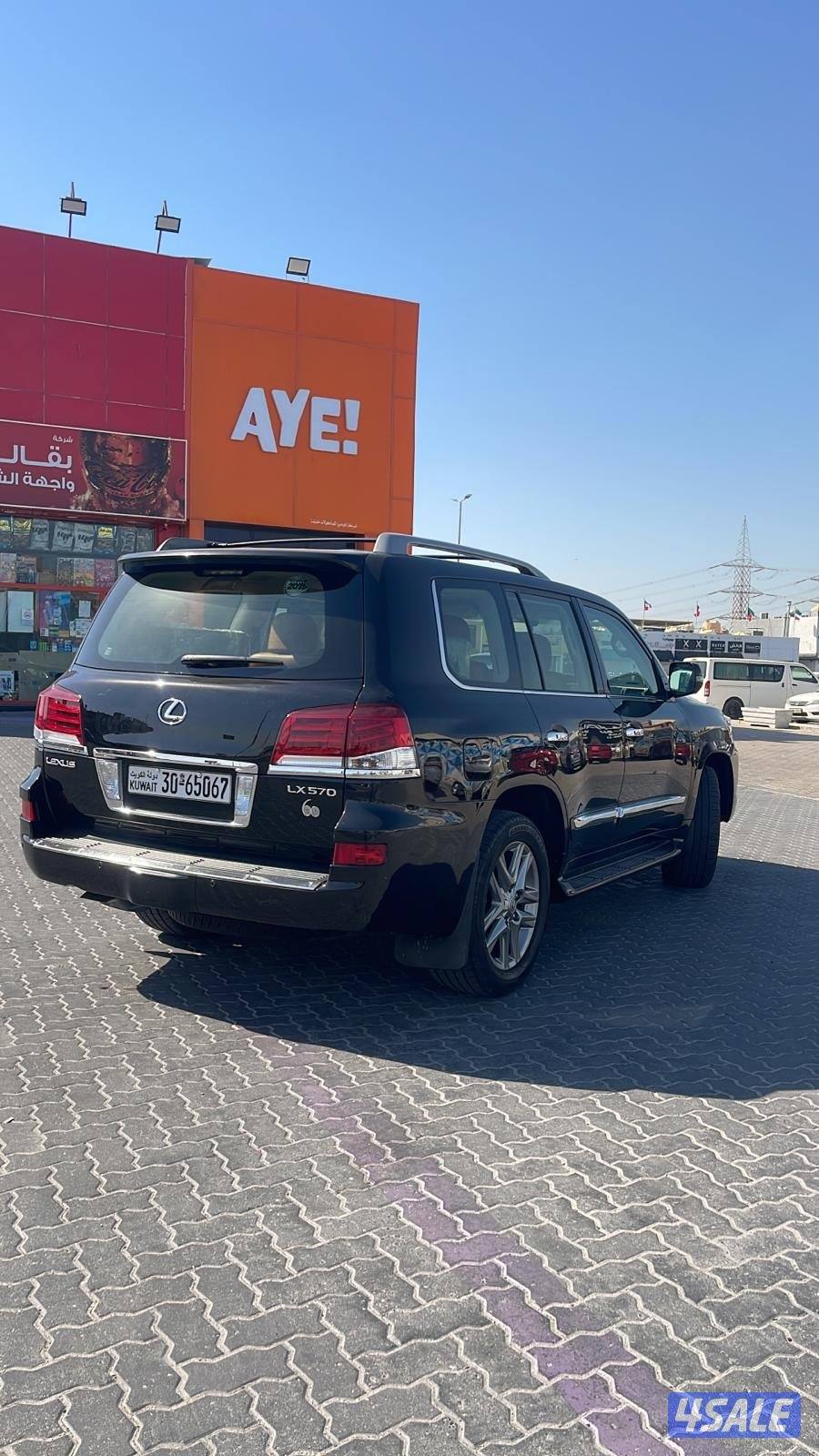 لكزسLX570 ماشي١٣٥ الف3