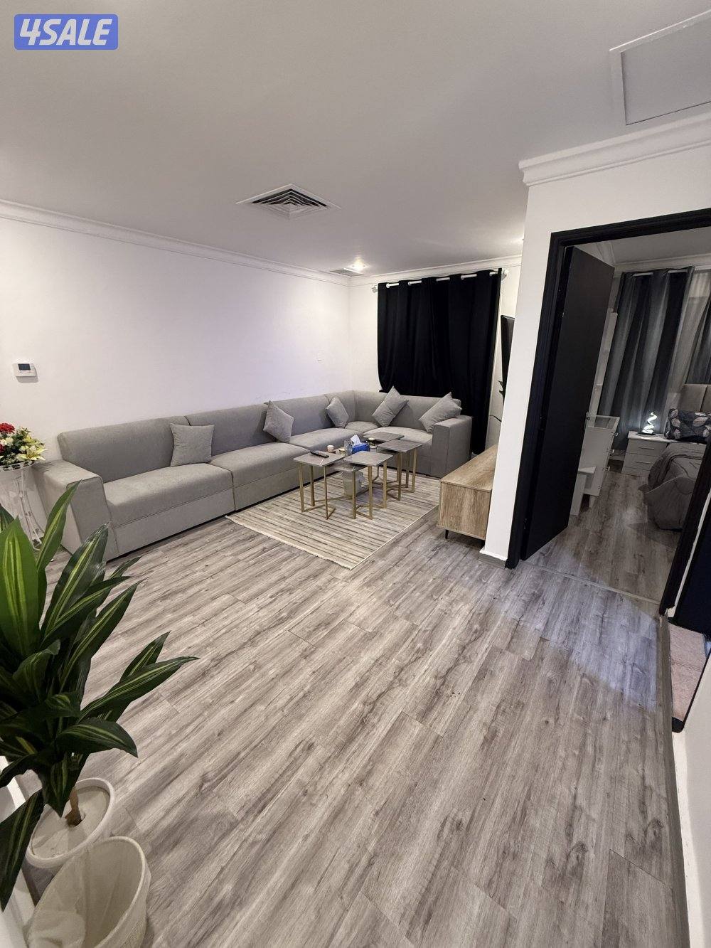 يوجد لدينا شقق الايجار غرفة وصالة ومطبخ وحمام خلو وفاضي1