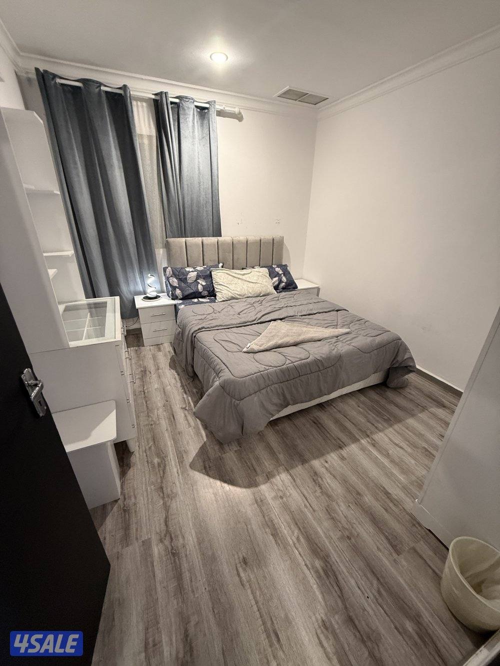 يوجد لدينا شقق الايجار غرفة وصالة ومطبخ وحمام خلو وفاضي2