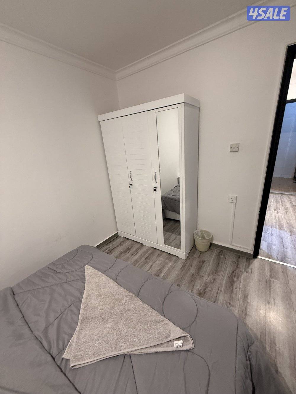 يوجد لدينا شقق الايجار غرفة وصالة ومطبخ وحمام خلو وفاضي4