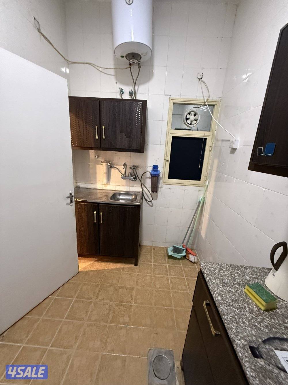 يوجد لدينا شقق الايجار غرفة وصالة ومطبخ وحمام خلو وفاضي8