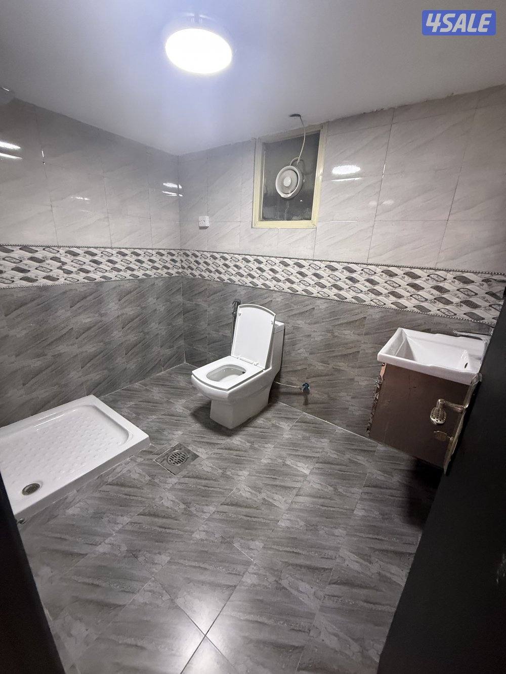 يوجد لدينا شقق الايجار غرفة وصالة ومطبخ وحمام خلو وفاضي11