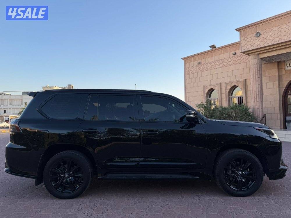 لكزس LX570 الساير بلاك ايدشن 2019 بحاله الوكاله عداد 195 الف2
