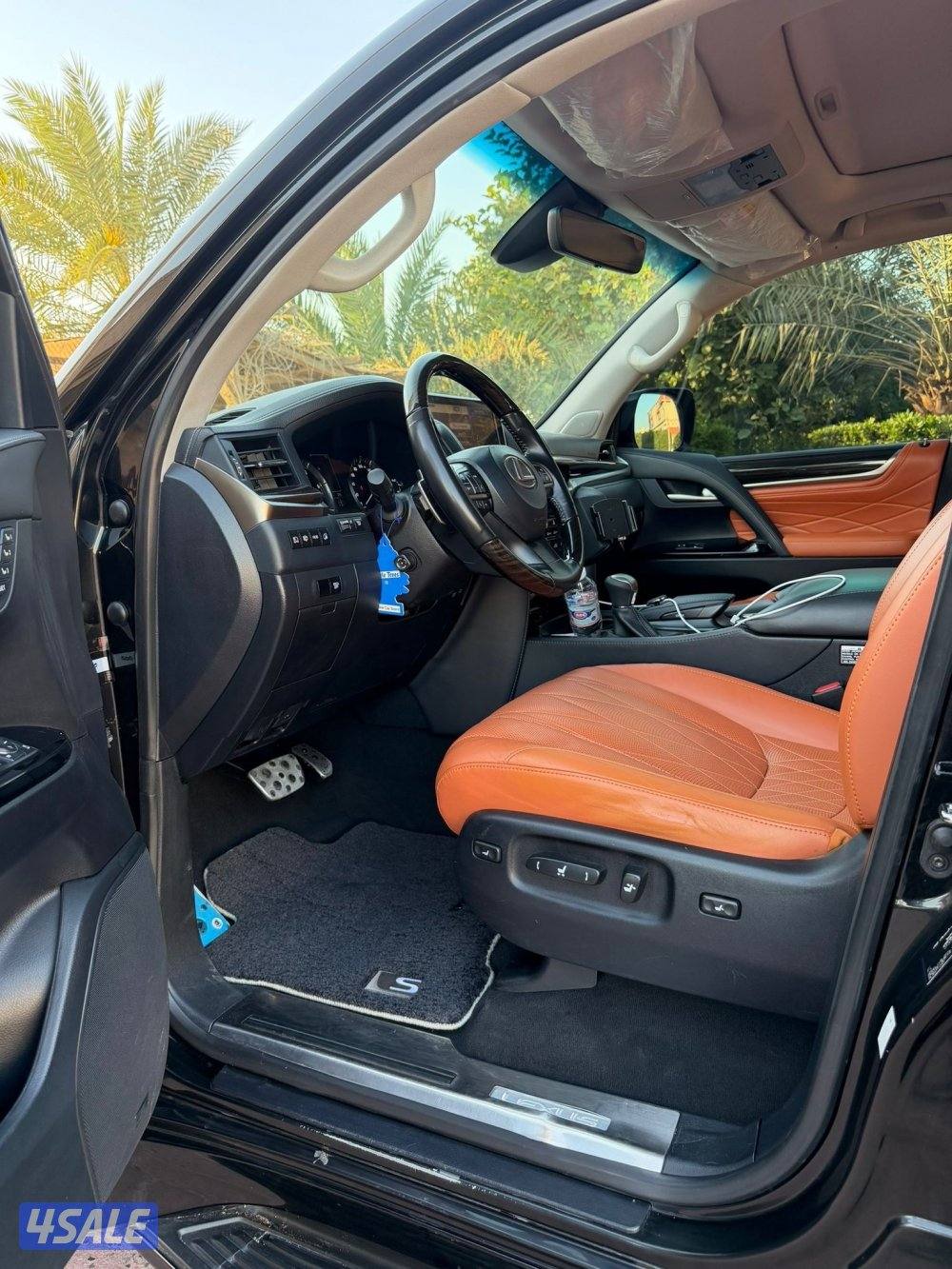 لكزس LX570 الساير بلاك ايدشن 2019 بحاله الوكاله عداد 195 الف4