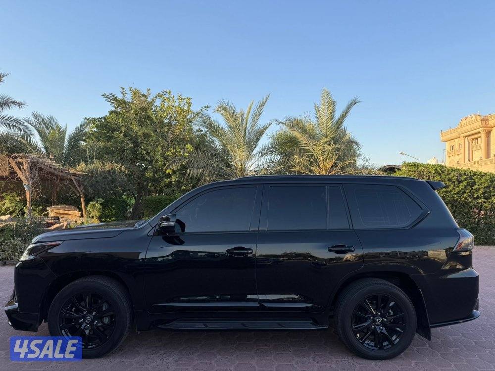 لكزس LX570 الساير بلاك ايدشن 2019 بحاله الوكاله عداد 195 الف6