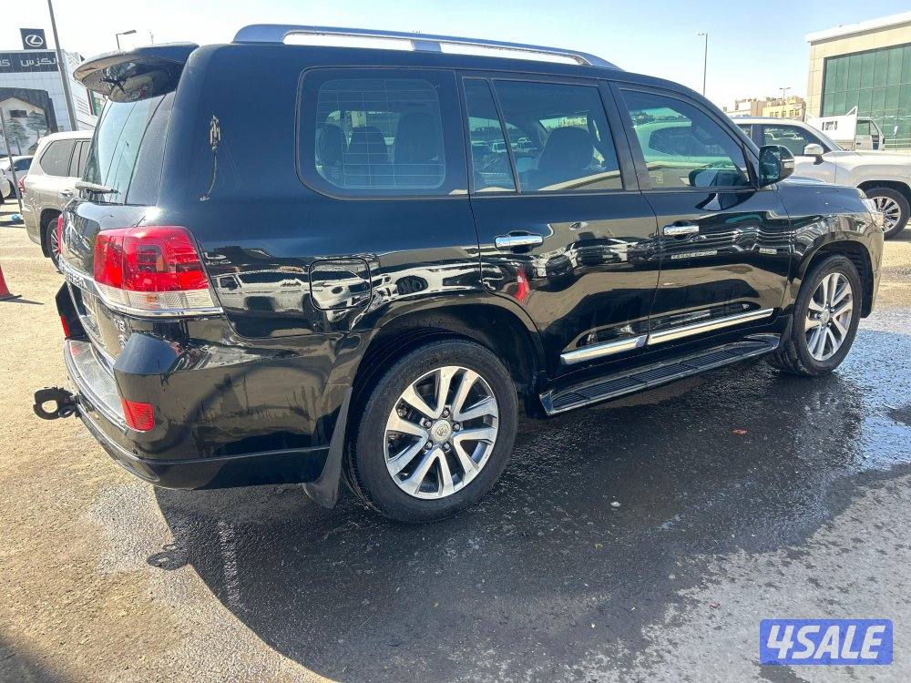 تويوتا لاند كروزر GX.R-V8
موديل 2018
ماشى 270.000 k.m
وارد الساير3