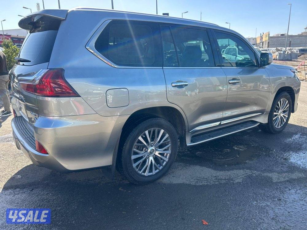 لكزس LX570 درجة ثانيه 
موديل 2017
ماشى 246.000 k.m 
وارد الساير2