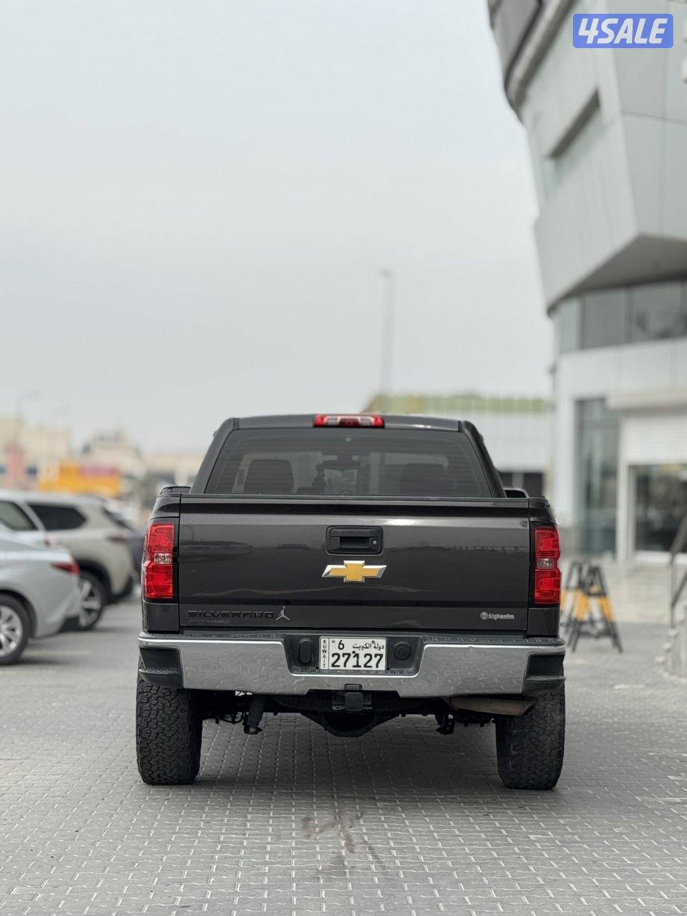 للبيع  وانيت سلفرادو موديل 20144