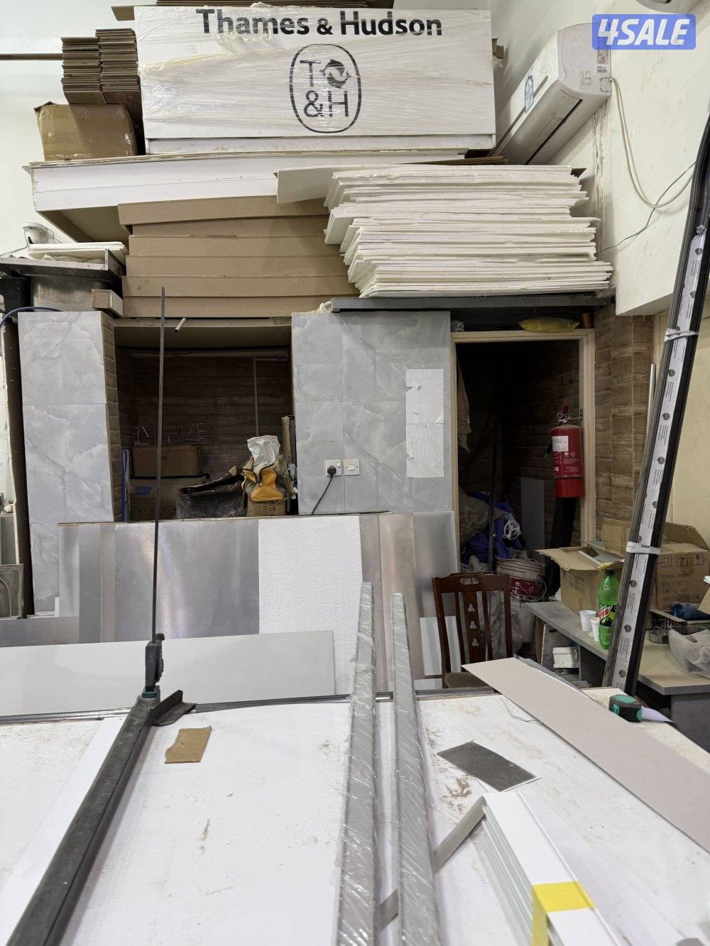 للايجار معرض جاهز مع مصنع0