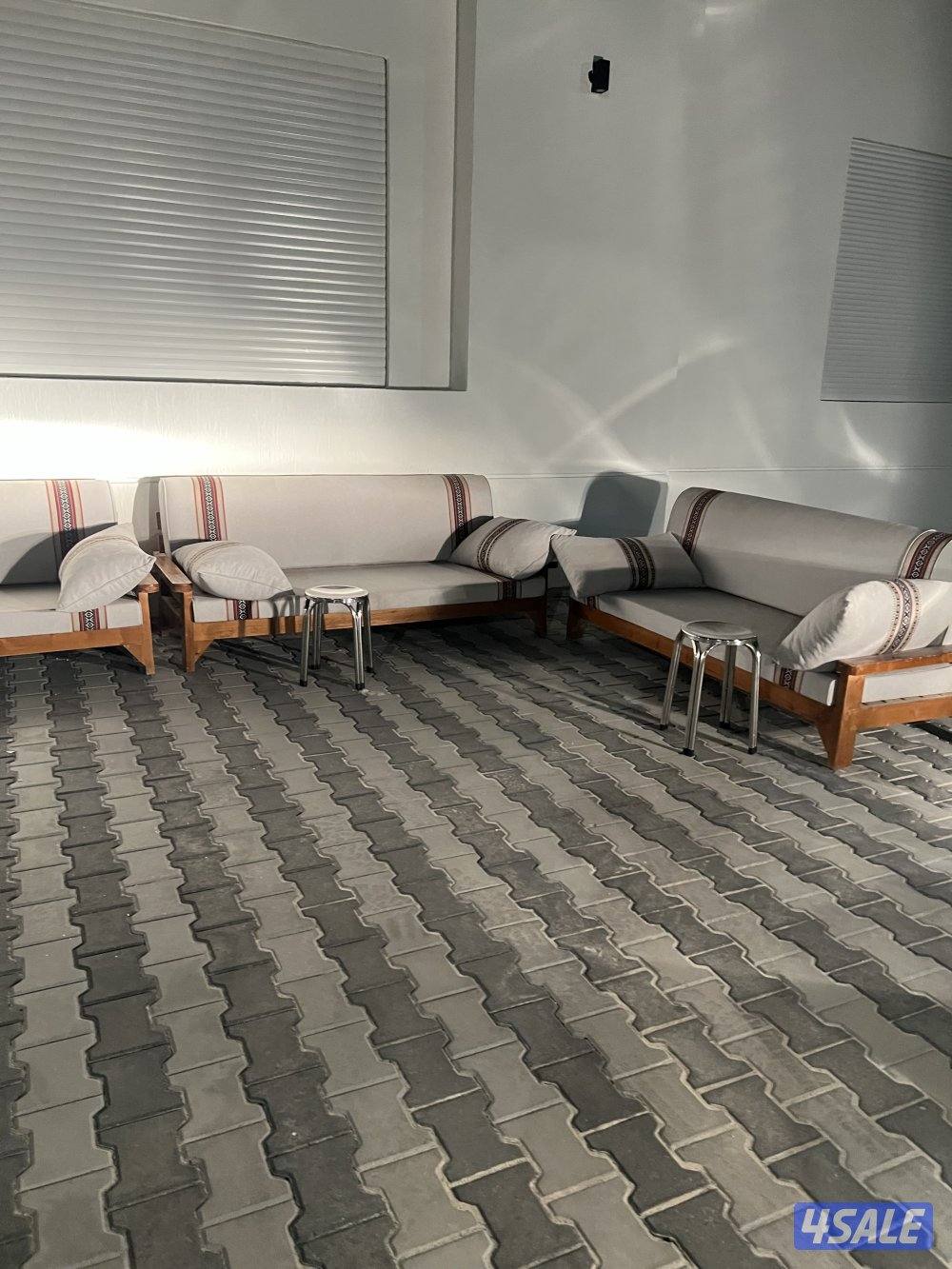 للبيع ٤ كراسي شبه جديده مع فرشهم بحاله جديده11