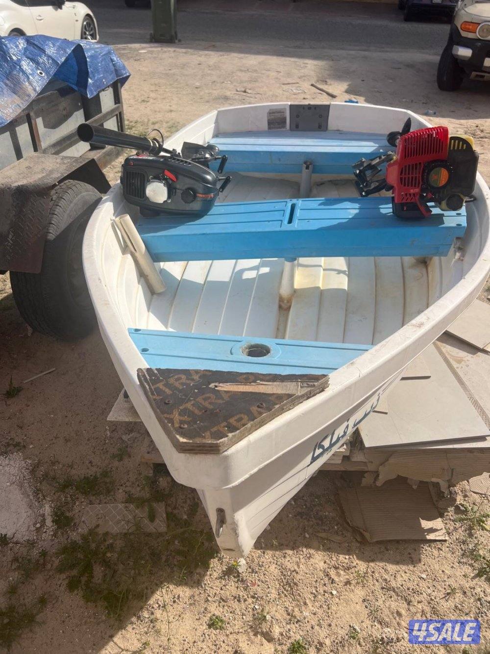 للبيع طراد بلاستيك  ١٠   قدم  مع مكينه  ٣  حصان ونص  ومكينه   ١  ونص0