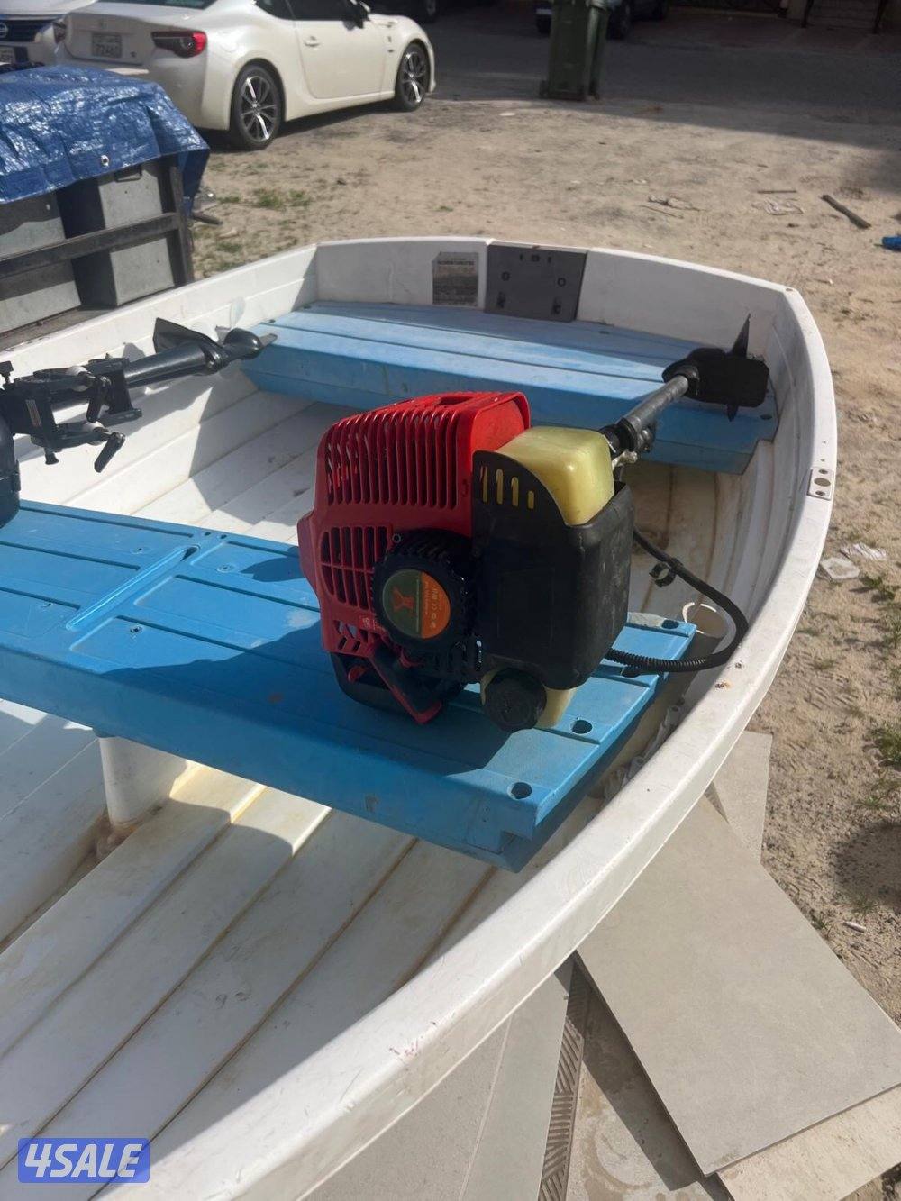 للبيع طراد بلاستيك  ١٠   قدم  مع مكينه  ٣  حصان ونص  ومكينه   ١  ونص2