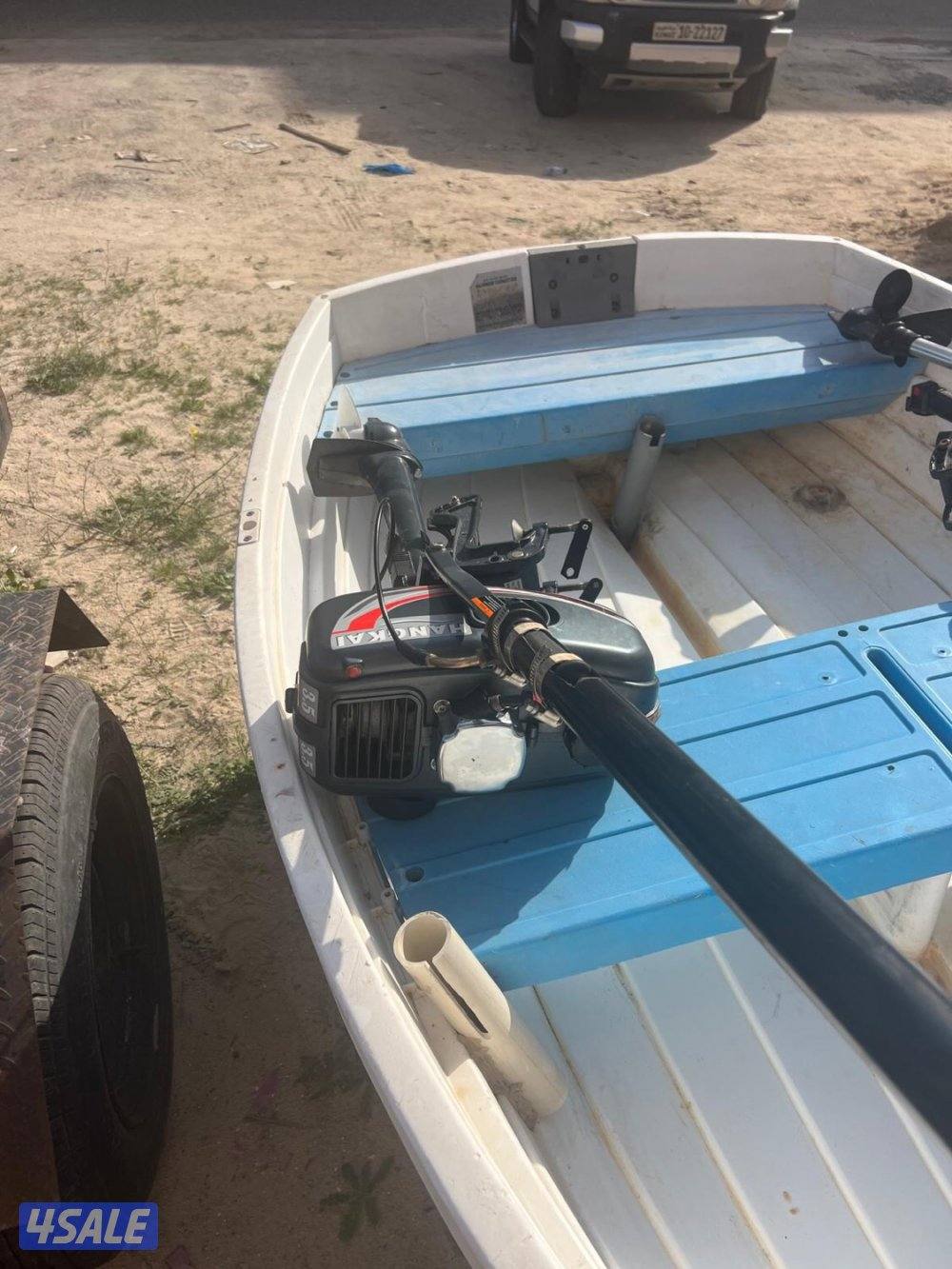 للبيع طراد بلاستيك  ١٠   قدم  مع مكينه  ٣  حصان ونص  ومكينه   ١  ونص3