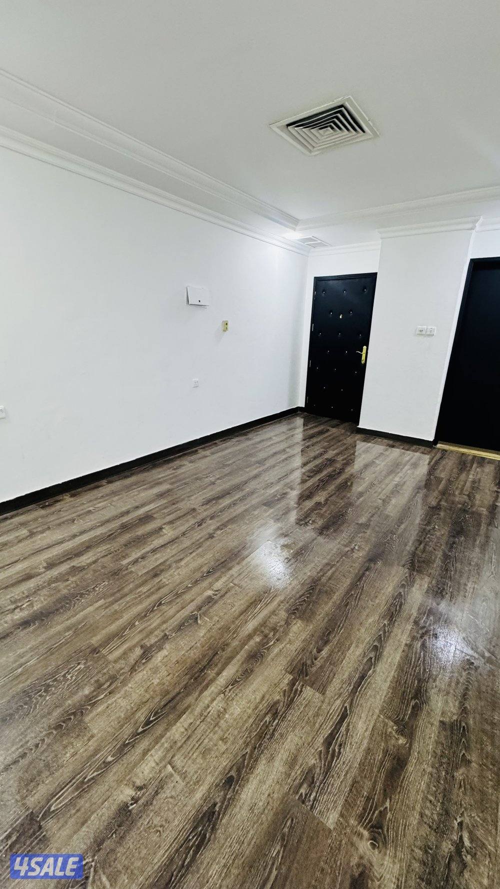 شقه للايجار بحولي غرفة وصالة وحمام ومطبخ مساحات كبيرة قريبة من الرابع0