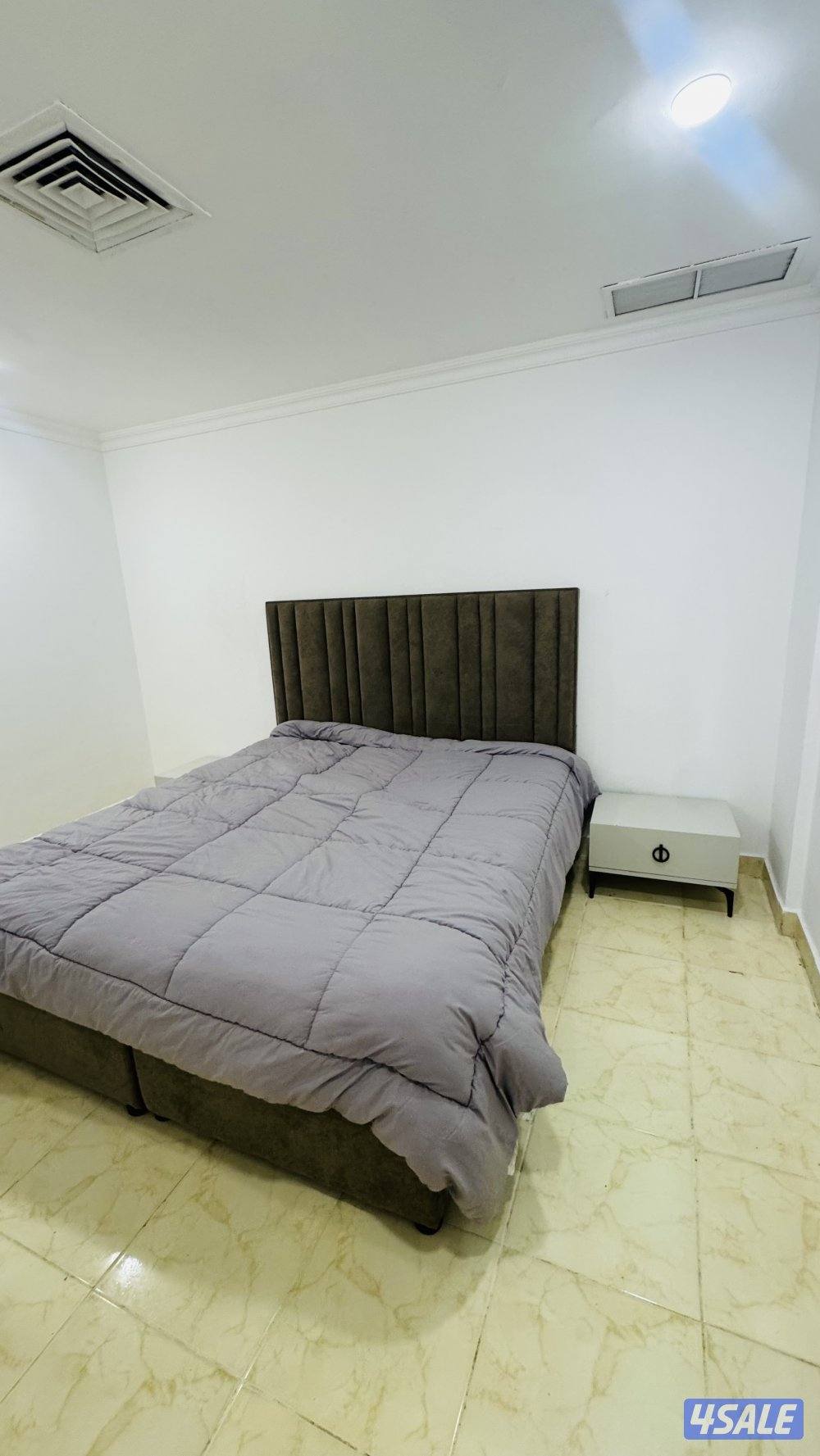 شقه للايجار بحولي غرفة وصالة وحمام ومطبخ مساحات كبيرة قريبة من الرابع8