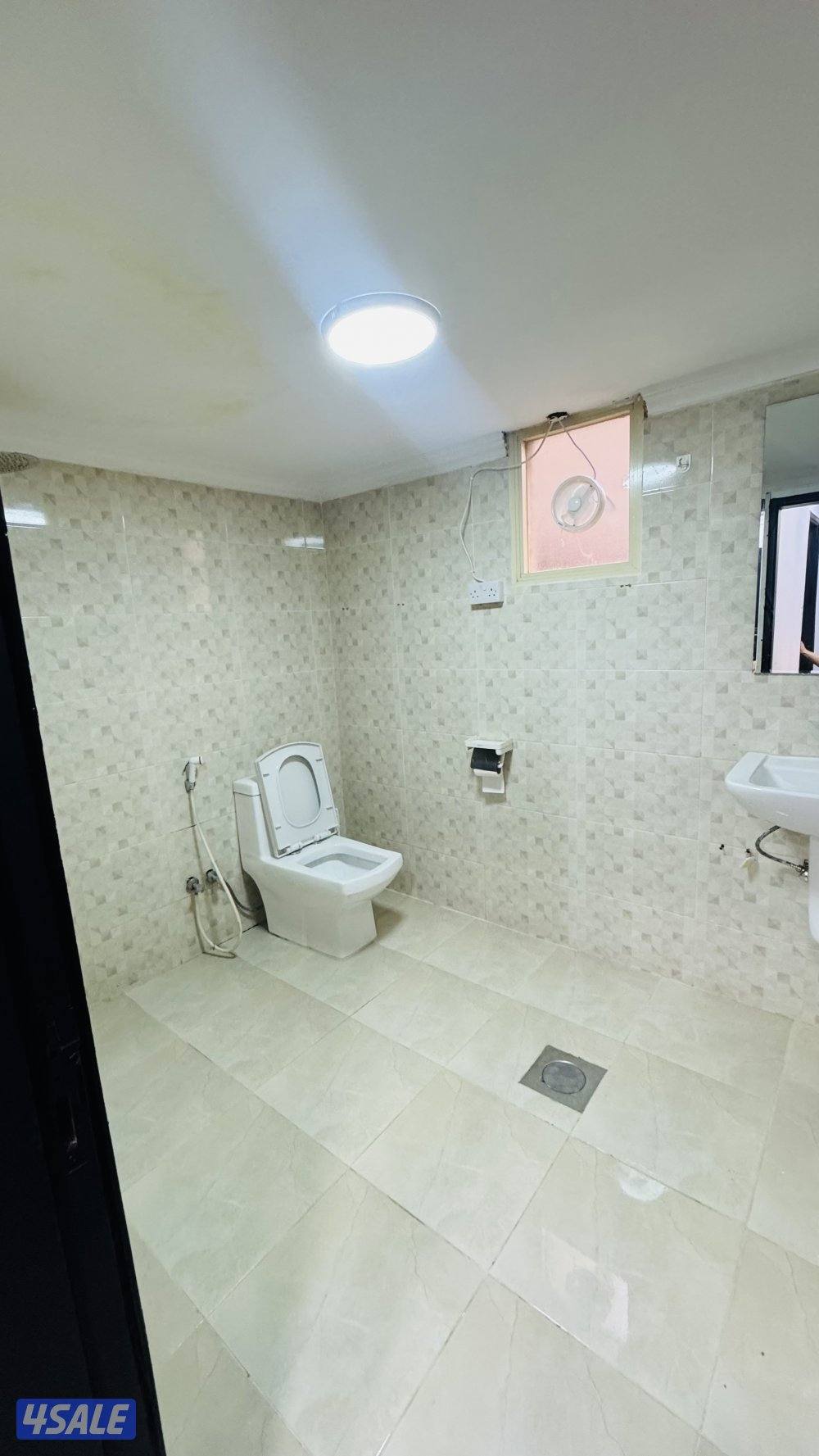 شقه للايجار بحولي غرفة وصالة وحمام ومطبخ مساحات كبيرة قريبة من الرابع11