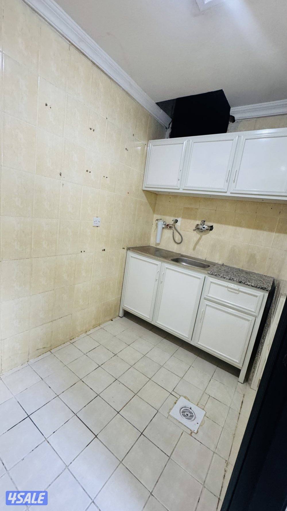 شقه للايجار بحولي غرفة وصالة وحمام ومطبخ مساحات كبيرة قريبة من الرابع13