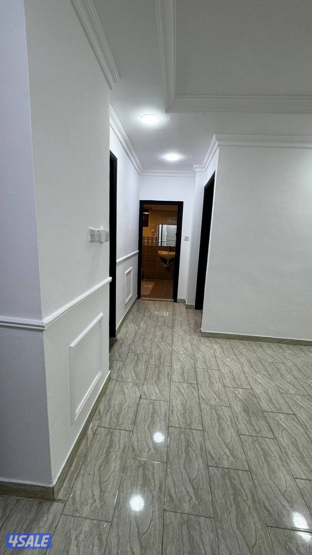 شقه للايجار بحولي غرفة وصالة وحمام ومطبخ مساحات كبيرة قريبة من الرابع15