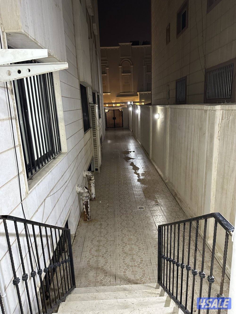 للأيجار دور ارضي بسلوئ مع حوش0