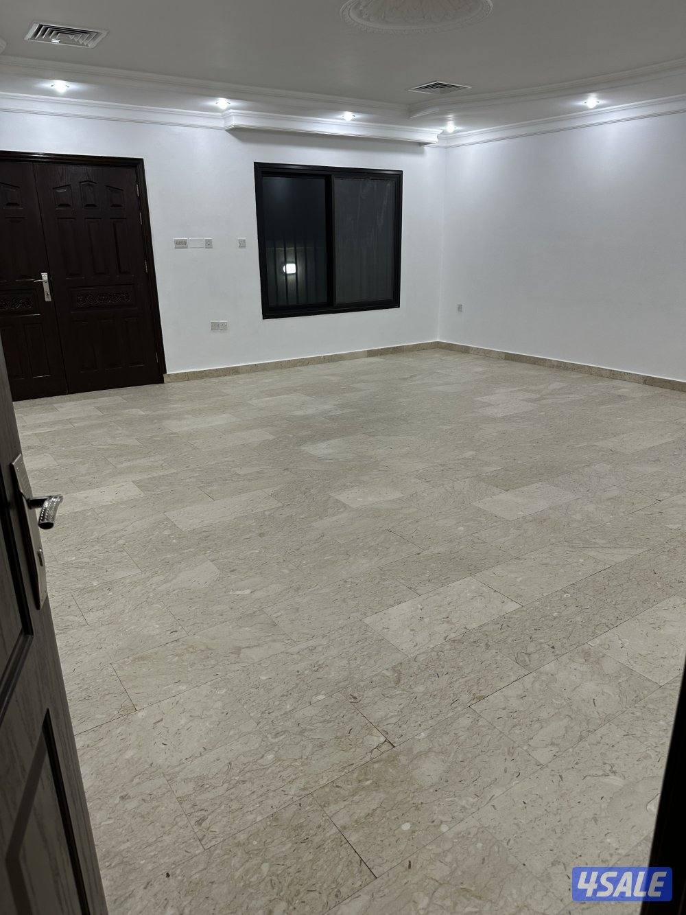 للأيجار دور ارضي بسلوئ مع حوش3