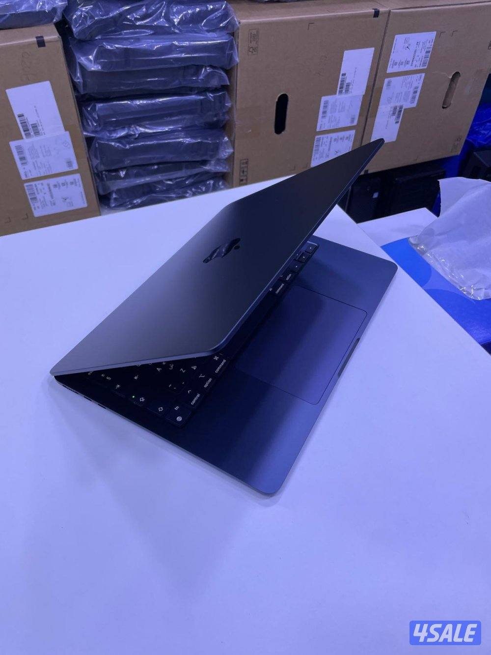 ماك بوك اير M3 – شاشة 13 بوصة  رام 16  SSD 512  لون سماء الليل1