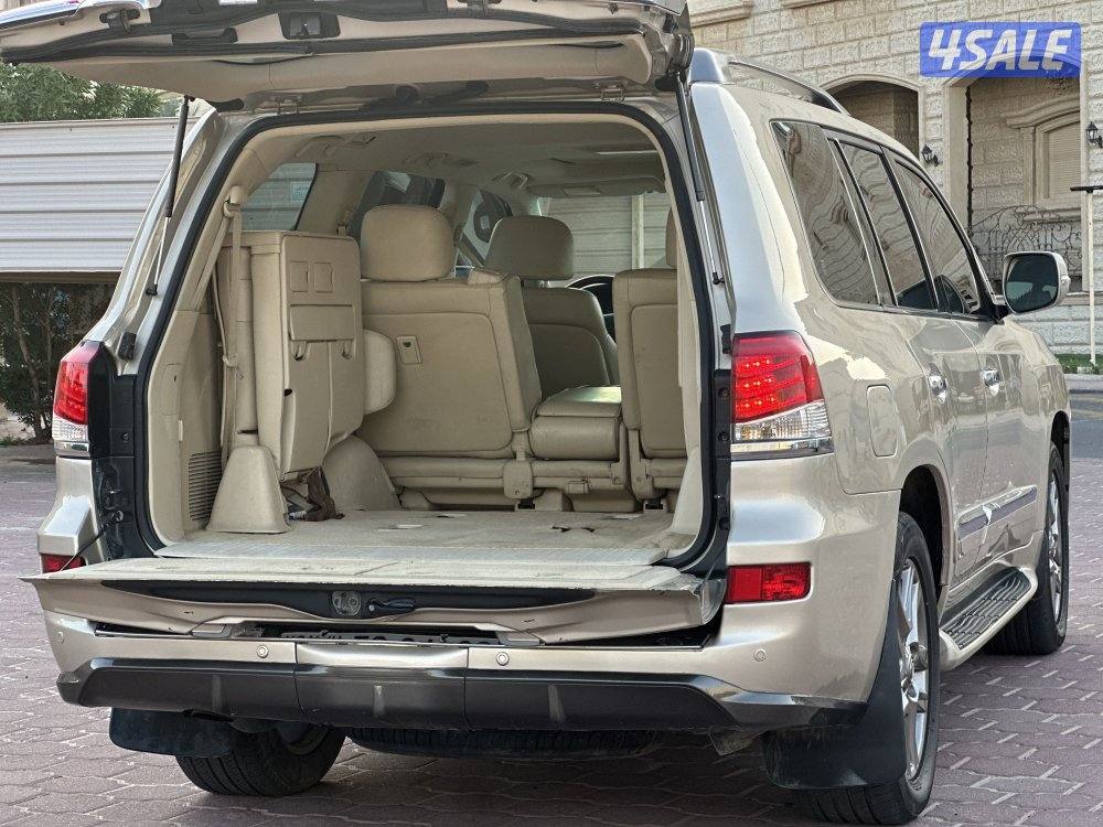 للبيع جيب لكزس موديل 20132