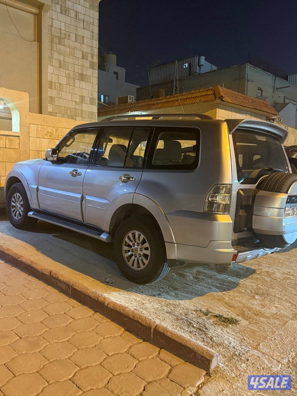 للبيع باجيرو الحاله جيده مصبوغ كامل تواير جديده الهياه جديده موديل٢٠١٢0