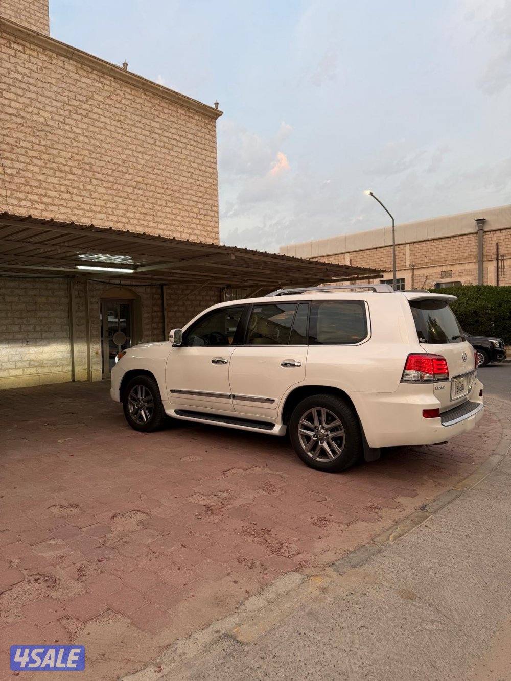 للبيع جيب لكزس 2014 نظيف1