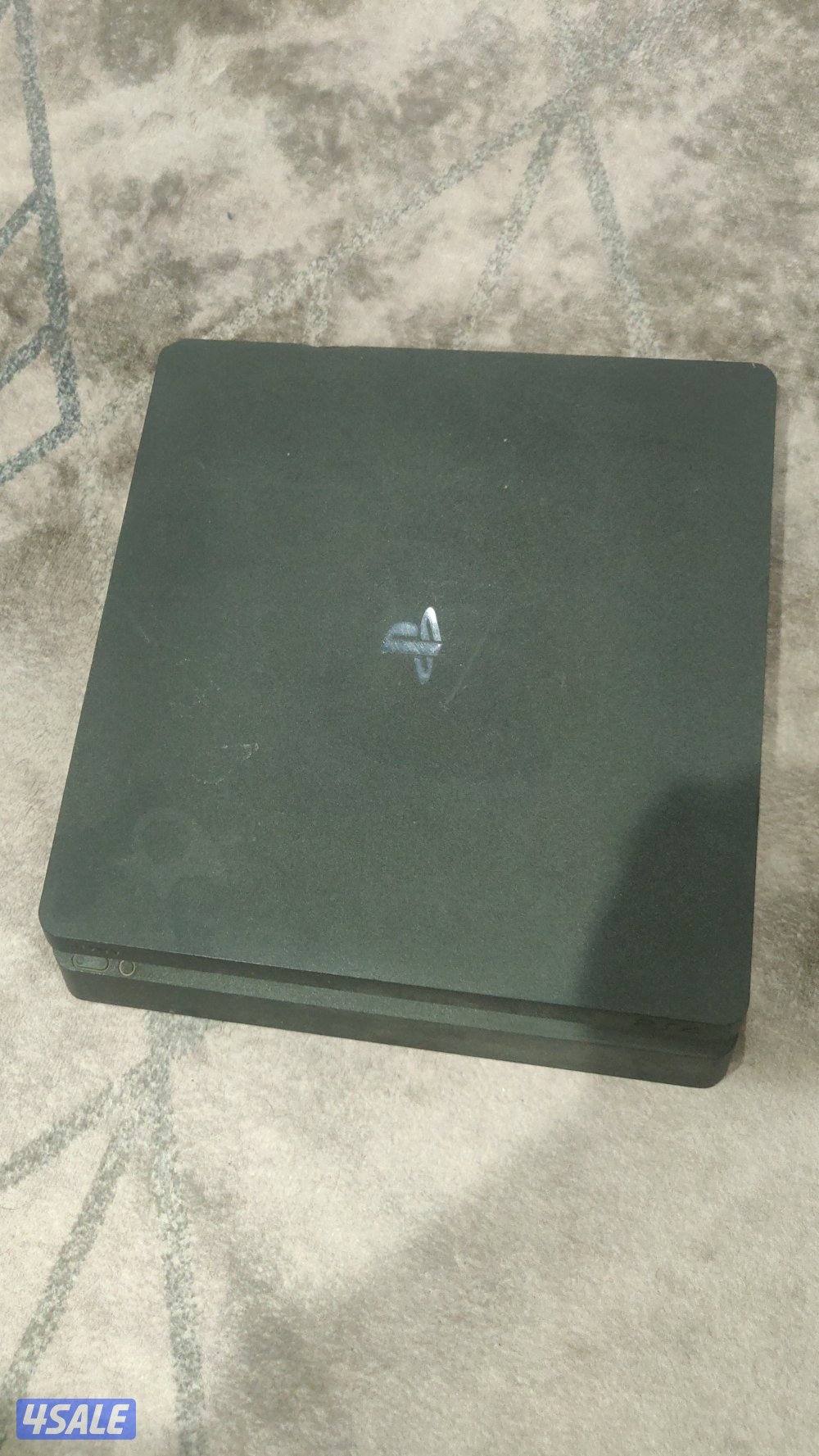 بلايستيشن 4 سليم مستعمل للبيع مع يده و ثلاث العاب.0